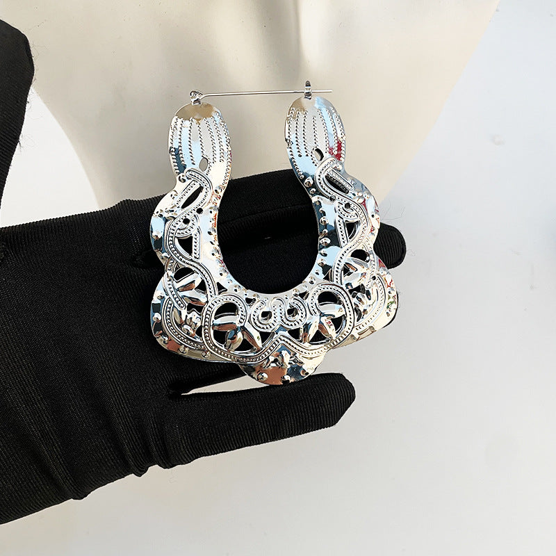 Pendientes de metal trapezoides de patrón hueco de oro al por mayor